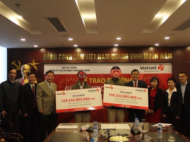 Trao giải Vietlott cho 2 người ở Thái Bình và Bến Tre