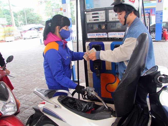 Giữ nguyên giá xăng, tăng giá dầu