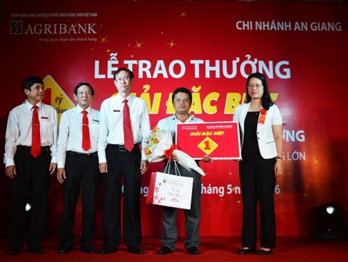 Người bán trái cây trúng thưởng 1 tỉ đồng của Agribank