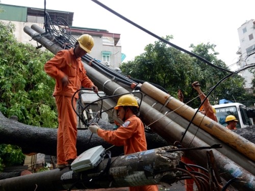 Thợ điện thủ đô nỗ lực khôi phục lưới điện sau bão