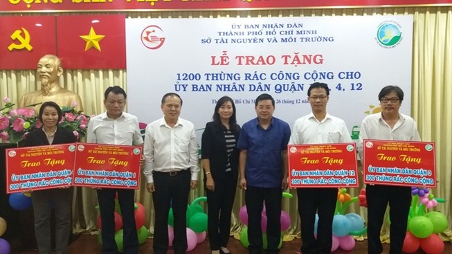 Trao tặng 1.200 thùng rác công cộng