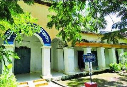 Trường đại học chỉ có ba sinh viên, một giảng viên
