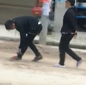 Mẹ xích chân, tay con trai 17 tuổi bắt diễu phố vì ‘lười biếng’