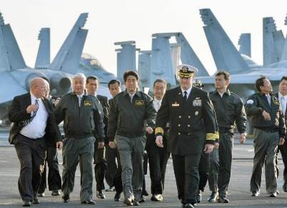 Shinzo Abe trở thành Thủ tướng Nhật đầu tiên lên tàu sân bay Mỹ