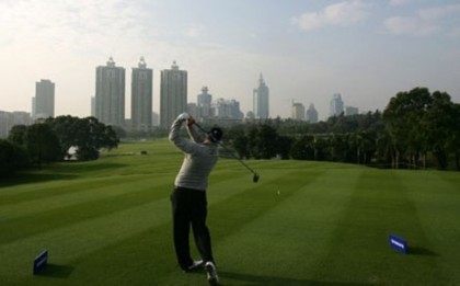 Trung Quốc: Chơi golf, tổ chức tiệc xa hoa là hành vi vi phạm