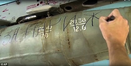 Dòng chữ đặc biệt trên những quả bom diệt IS
