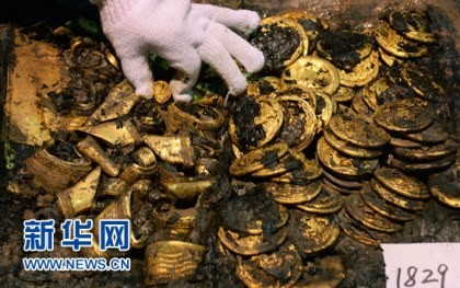 Phát hiện hàng trăm 'bánh vàng' trong mộ cổ hoàng đế bị truất ngôi