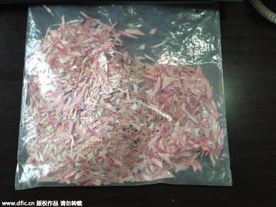 Cha cắt vụn hàng trăm triệu đồng, con dán lại suốt ba tháng