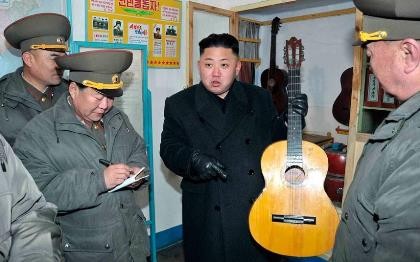 Ông Kim Jong-un đánh đàn guitar hát cùng công nhân