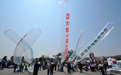 Triều Tiên thả bong bóng mang giấy vệ sinh đã sử dụng vào Hàn Quốc