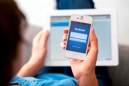 Bị bạn gái đâm chết vì lướt Facebook quá nhiều