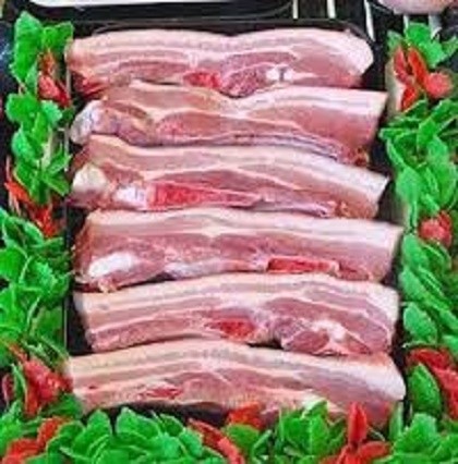 Trao học bổng bằng… thịt heo