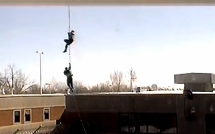 Tù nhân Canada đu dây thừng bám trực thăng tẩu thoát