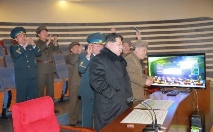 Ông Kim Jong Un kiểm tra bệ phóng tên lửa đa nòng mới