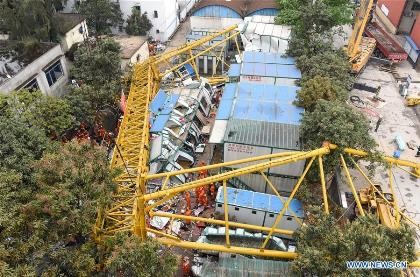 Trung Quốc: Cần cẩu đè sập khu nhà tạm, 12 người chết