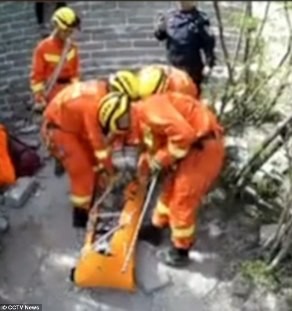 Rơi khỏi Vạn Lý Trường Thành, du khách thoát chết thần kỳ