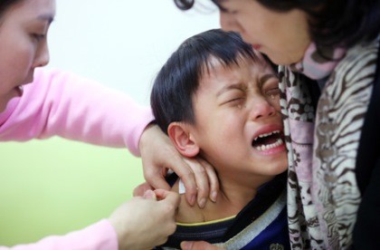 Cha mẹ Hàn Quốc đua nhau cho con tiêm 'mũi thông minh'