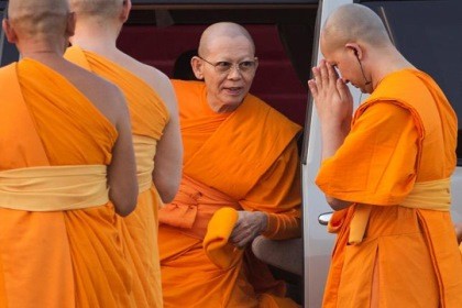 Cảnh sát Thái ra tối hậu thư, chuẩn bị bắt sư trụ trì tham nhũng