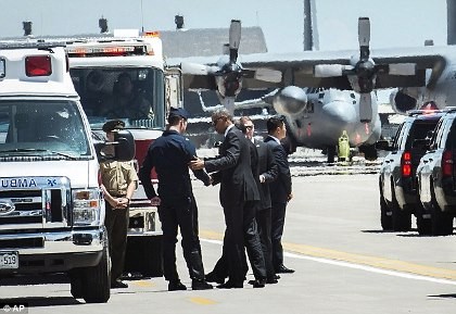 Máy bay rơi khi biểu diễn trước mắt Tổng thống Obama