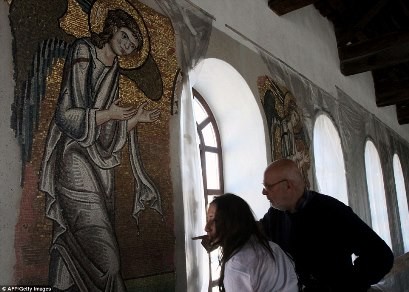 Phát hiện chân dung thiên thần nạm vàng nơi sinh Chúa Jesus