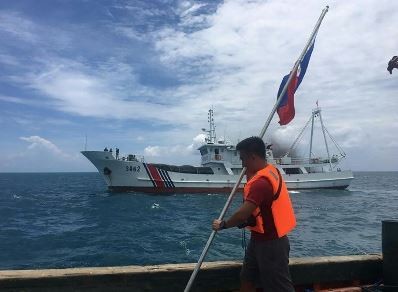 Trung Quốc ngăn cản Philippines cắm cờ trên bãi cạn Scarborough