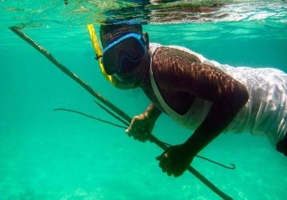 Thợ lặn Nga bắn chết bạn vì tưởng nhầm cá lớn