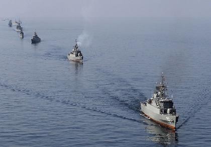 5 tàu Iran áp sát tàu chiến Mỹ ở eo biển Hormuz