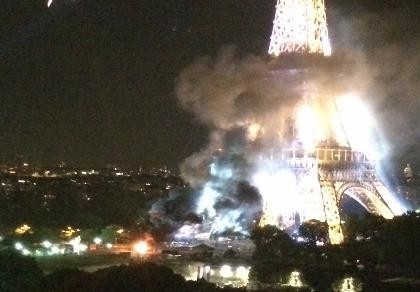 Khói đen bốc lên từ chân Tháp Eiffel