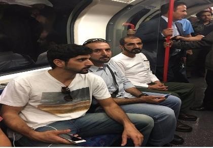 Hoàng gia Dubai giản dị đi tàu điện ngầm gây sốt ở Anh