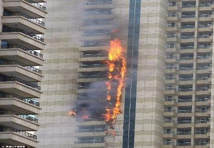 Tòa chung cư 75 tầng ở Dubai bốc cháy ngùn ngụt