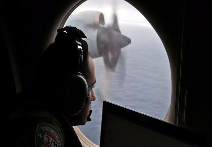 Các nước tạm dừng tìm kiếm máy bay MH370