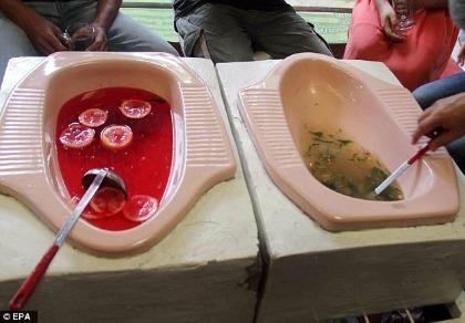 Sốc với cảnh ăn uống trong nhà hàng 'bồn cầu' ở Indonesia