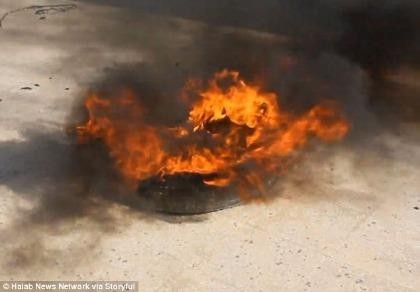 Trẻ em Syria đốt lốp xe để ngăn không kích