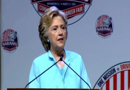 Bà Clinton ‘lỡ miệng’ gọi Donald Trump là chồng