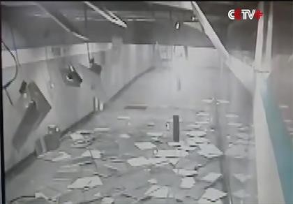 Trần nhà ga tàu điện ngầm Trung Quốc bất ngờ đổ sập