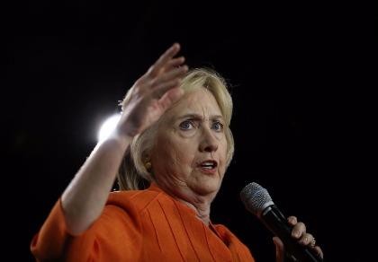 Bà Clinton tiếp tục bị kiện