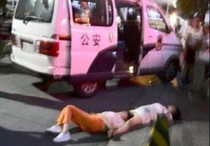 ‘Đấu võ mồm’ suốt 8 giờ, 2 phụ nữ Trung Quốc ngất xỉu trên đường