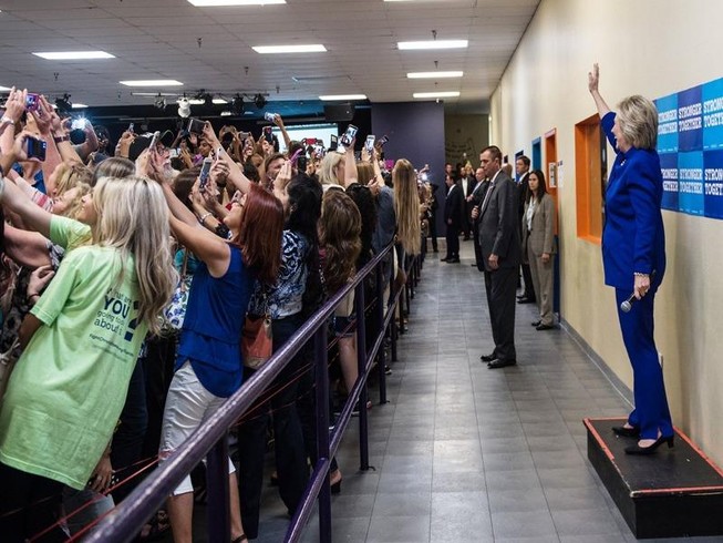 ‘Thảm họa nhân loại’ qua bức ảnh kỳ lạ về bà Clinton