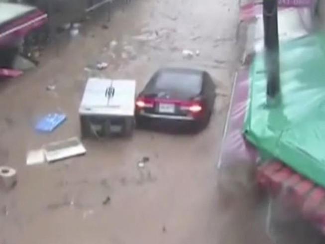 Video: Nhà, ô tô trôi như thuyền giấy trong bão Chaba
