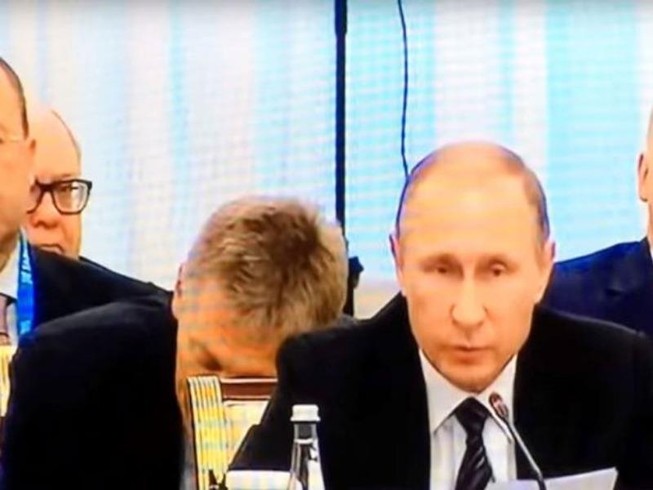 Phát ngôn viên Điện Kremlin ngủ gật ngay sau lưng Putin