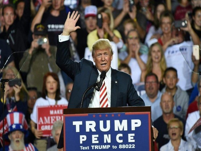 Lộ video ông Trump ‘ve vãn’ bé gái 10 tuổi