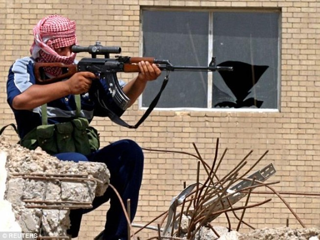 Khủng bố IS 'thất kinh' với xạ thủ giấu mặt ở Mosul