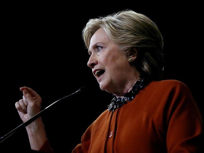 FBI bất ngờ điều tra bà Clinton ngay trước bầu cử