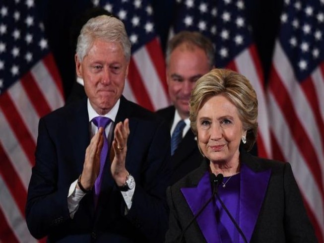 Vì sao bà Clinton mặc áo tím phát biểu sau tranh cử?