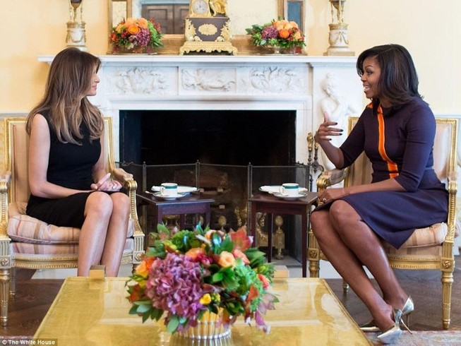 Ảnh: Bà Obama gặp vợ ông Trump, nói chuyện con cái