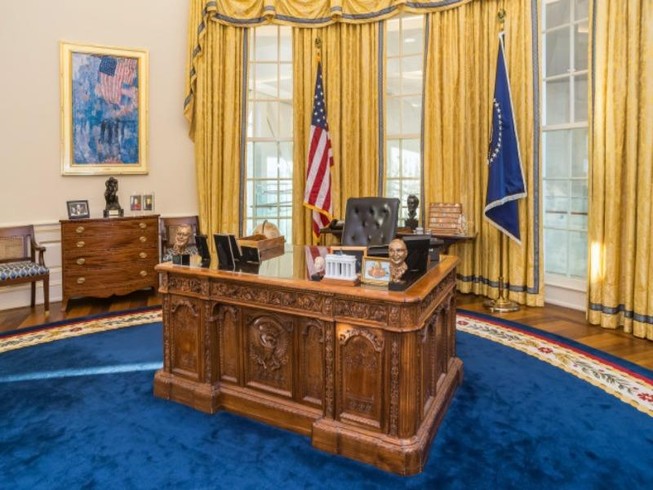 Ông Trump không thể làm việc tại Phòng Bầu dục cả năm?