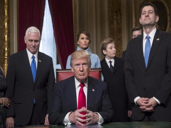 Trump ký sắc lệnh đầu tiên chống Obamacare