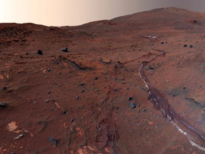 NASA tiết lộ hình ảnh bức tường khổng lồ trên sao Hỏa