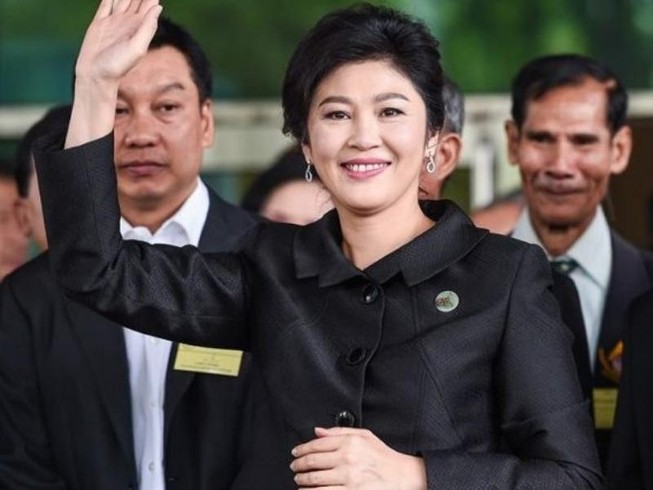 Xe cảnh sát tới nhà bà Yingluck vào đêm bỏ trốn