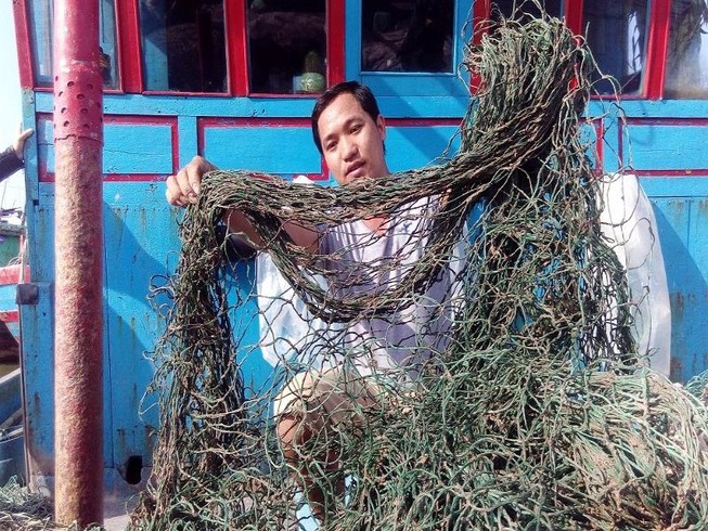 'Bùn lạ' tấn công lưới ngư dân miền Trung